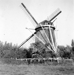 843236 Gezicht op de grondkorenmolen 'De Loenderveense Molen' (Oud Over 104) te Loenen aan de Vecht.